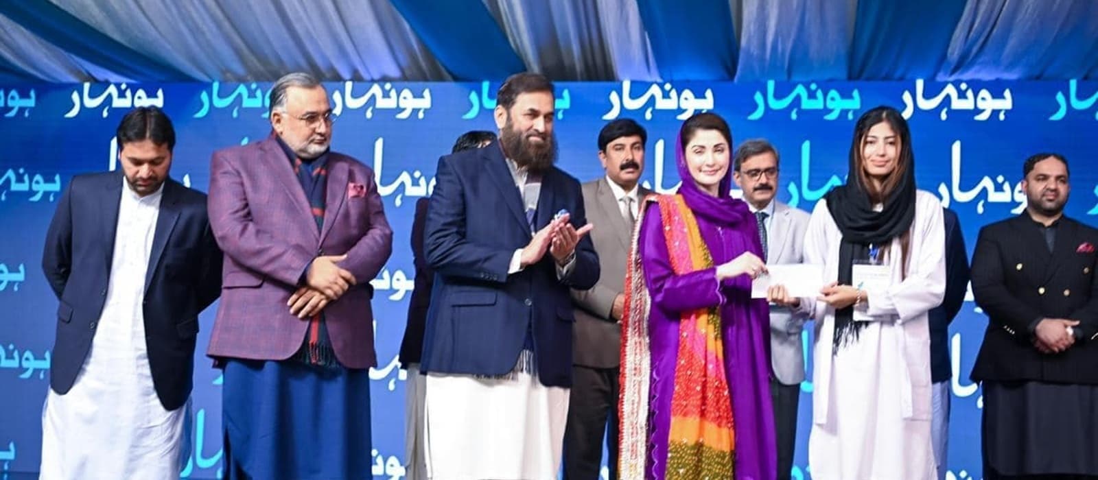 CM Punjab Maryam Nawaz at IUB for Honhaar Scholarship distribution ceremony sharing stage with past Governor Punjab Baleegh-ur-Rehman and students.